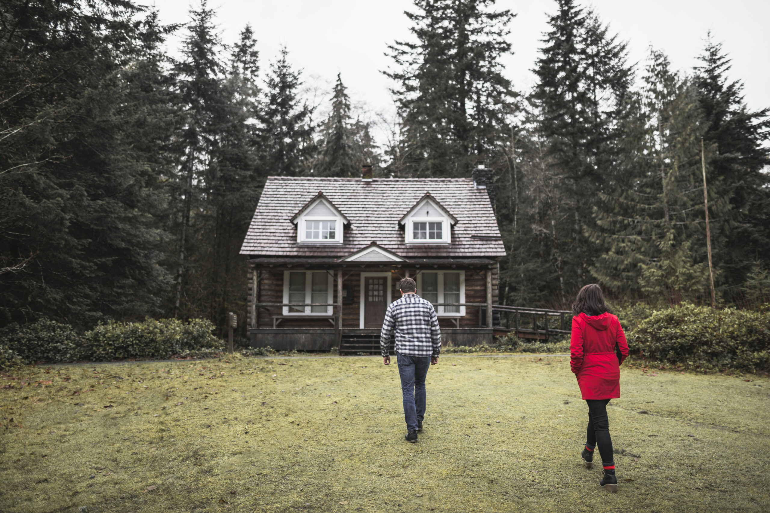 villa in the forest, 2 people walking towards villa